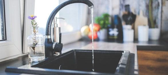 ¿Cómo puedo evitar el desperdicio de agua en mi casa?